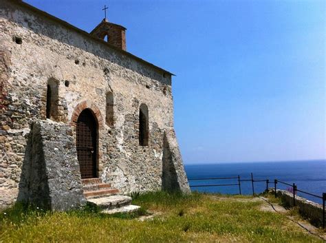 Chiesa di San Lorenzo Martire a Varigotti, Finale Ligure, con fedeli in festa
