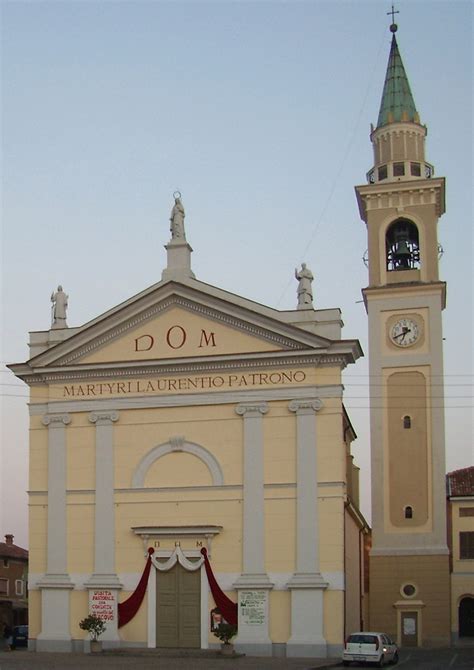 Interno della chiesa parrocchiale di San Lorenzo Martire durante un concerto