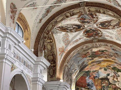 Dettaglio degli affreschi restaurati sul campanile della chiesa di San Lorenzo