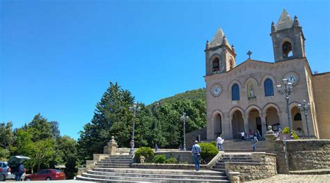 Veduta aerea del Santuario di Gibilmanna immerso nei boschi del Parco delle Madonie con il Mar Tirreno sullo sfondo