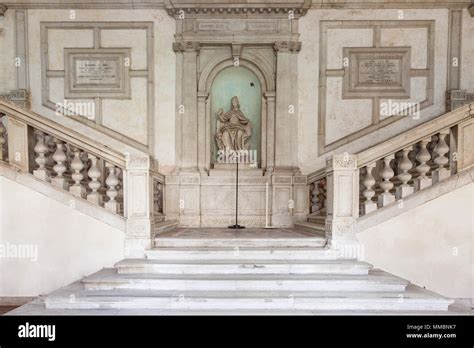 Dettaglio dell'altare barocco di Baldassarre Pampillonia e della statua marmorea di Antonello Gagini