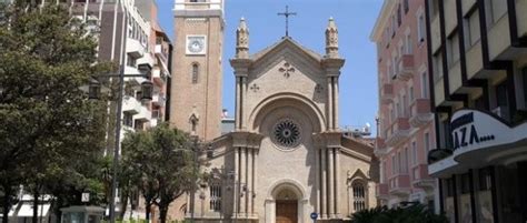 Foto esterna della facciata neogotica del Santuario della Divina Misericordia a Pescara