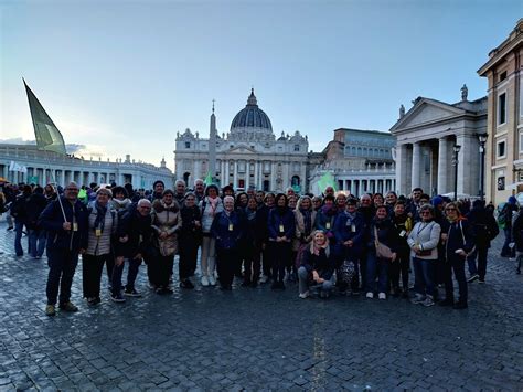 Foto di gruppo di autorità e partecipanti al Giubileo dei detenuti con sfondo del Campidoglio o di un luogo istituzionale