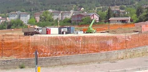 Dettaglio di pietre lavorate di epoca romana rinvenute presso la chiesa di San Rocco.