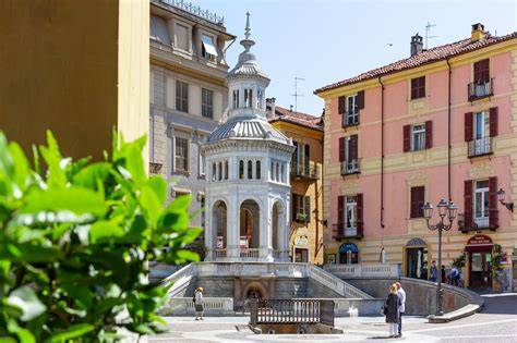 Veduta panoramica del centro storico di Acqui Terme con la Cattedrale e la piazza della Bollente