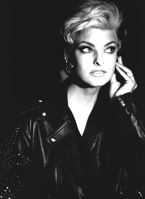 Foto d'archivio degli anni '90 che ritrae Linda Evangelista durante una sfilata di alta moda