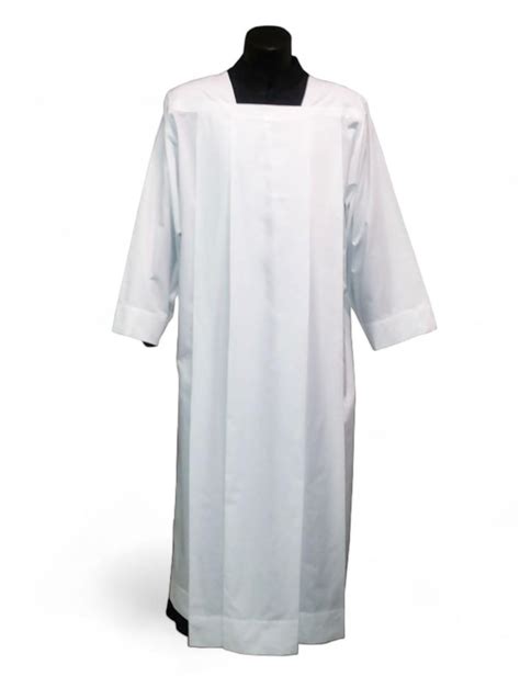 Esempio di camice sacerdotale in misto cotone-poliestere con pieghe