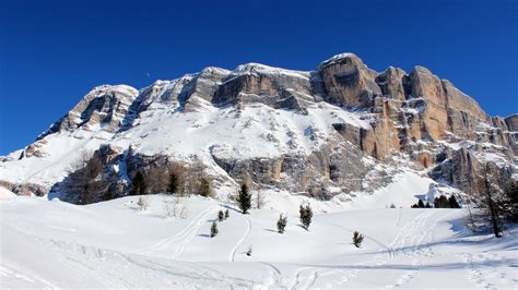 panoramica delle Dolomiti con il Sasso di Santa Croce in primo piano
