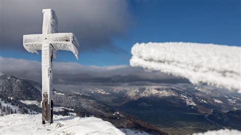 Immagine simbolica di una montagna con una croce in cima, a rappresentare la scalata della vita e la fede verso l'alto