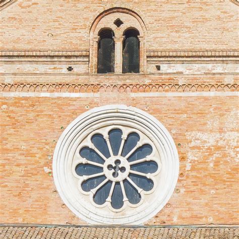 Schema architettonico esterno dell'Abbazia di Santa Maria in Castagnola, con enfasi su facciata, rosone e contrafforti.