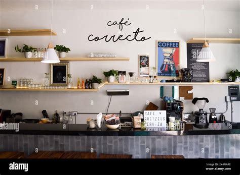 Interno accogliente del Domus Caffè con tavoli e bancone