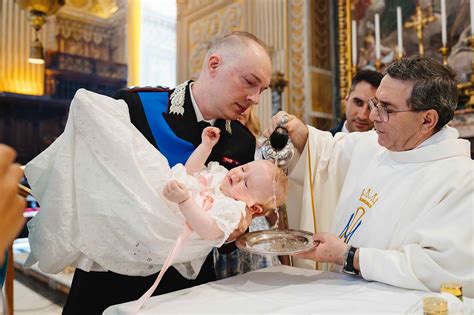 Foto cerimoniale di un battesimo in una chiesa locale