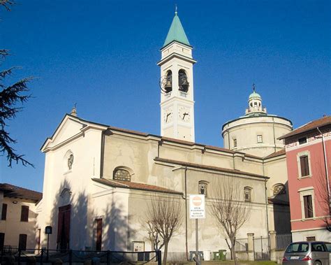 Interno di una delle chiese della Comunità Pastorale di Garbagnate Milanese durante una funzione