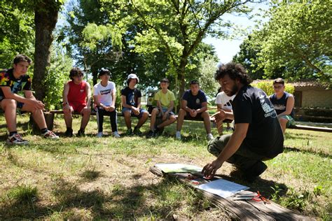 Gruppo di giovani in attività all'aperto o in oratorio