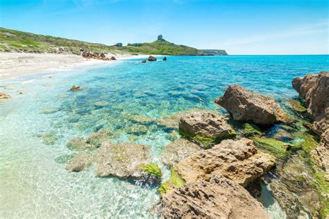 Foto panoramica delle acque cristalline e delle rocce di granito dell'Isola di Lavezzi