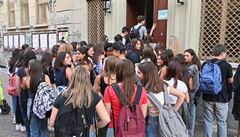 Foto di gruppo studenti vincitori o evento scolastico