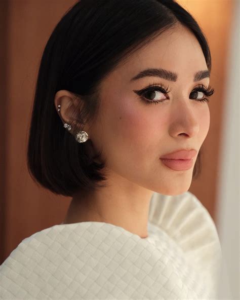 Heart Evangelista in un abito IVARLUSKI ASERON e orecchini KEN SAMUDIO