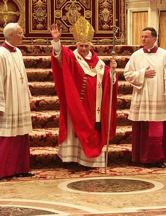 Dettaglio del Pallio papale con le cinque croci rosse