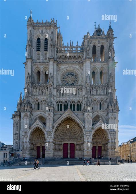 Veduta architettonica d'insieme della facciata della Cattedrale di Amiens