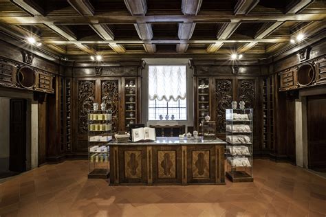 Interno dell'Antica Farmacia di Camaldoli con i suoi arredi storici in legno