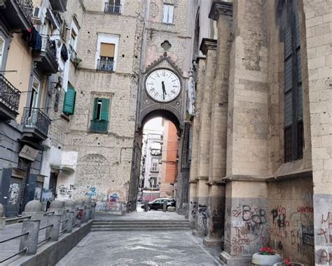 Illustrazione dell'Arco di Sant’Eligio con l'orologio e le teste scolpite