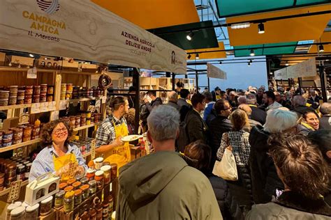 Interno del mercato coperto di Lourdes con prodotti tipici locali