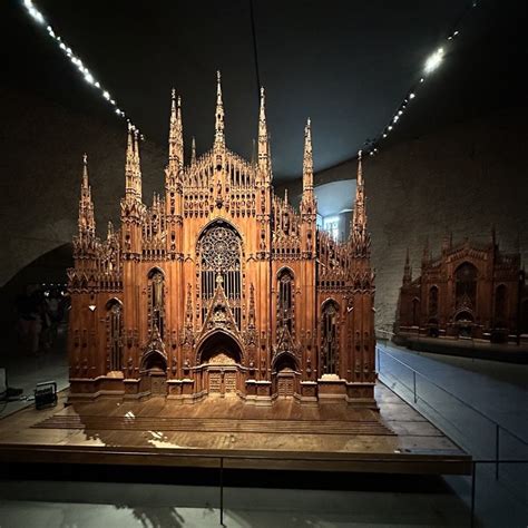 Foto interna delle sale espositive del Museo del Duomo con i reliquiari e gli oggetti sacri in mostra