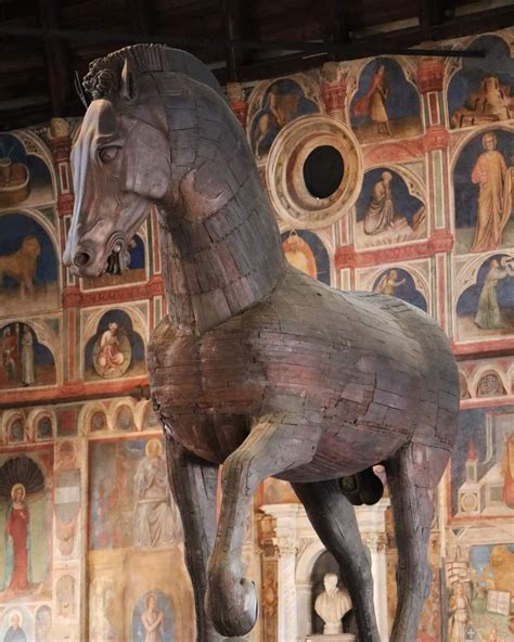 Foto ravvicinata del simulacro ligneo di San Giorgio a cavallo durante i preparativi della processione