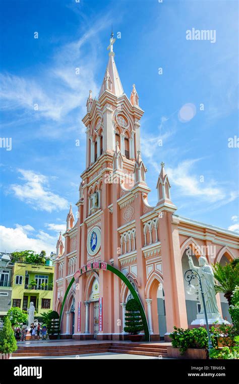 Veduta esterna della Cattedrale di Da Nang con la sua caratteristica facciata rosa e il campanile sormontato dal gallo