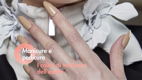 Foto ravvicinata di un trattamento professionale di manicure con smalto curato