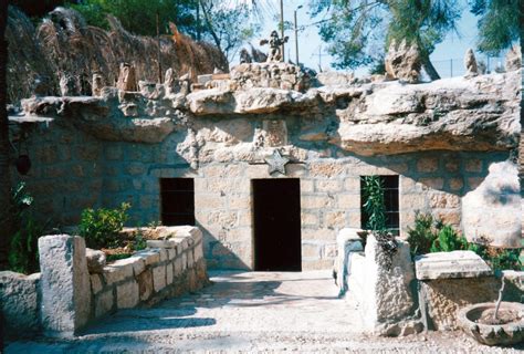 Ricostruzione artistica della Natività in una grotta a Betlemme