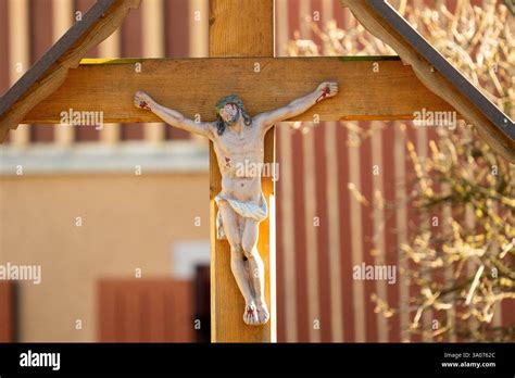 Raffigurazione della Crocifissione come simbolo di speranza o di Resurrezione