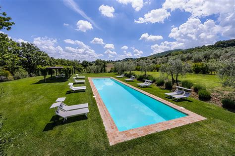Agriturismo Il Pino con piscina e panorama toscano