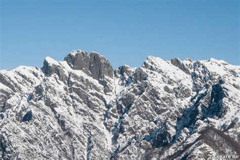Foto panoramica delle montagne della Val Grande con il Lago Maggiore in lontananza