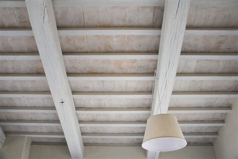 Interno di un hotel coloniale a Cartagena con mobili in legno e soffitti a travi