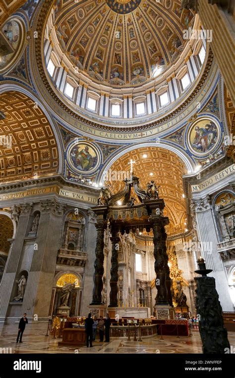 Interno della Cattedrale di San Pedro Claver con altare e statue