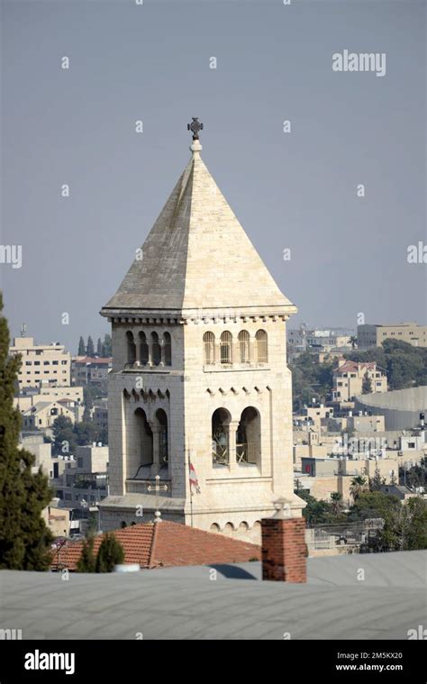 Dettaglio del campanile triangolare della Chiesa di Cristo Redentore.