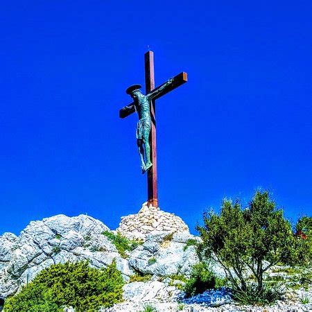 Statua bronzea del Cristo Redentore nell'abside della chiesa.