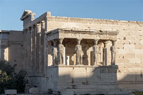 Fotografia di dettaglio del portico delle Cariatidi sull'Eretteo