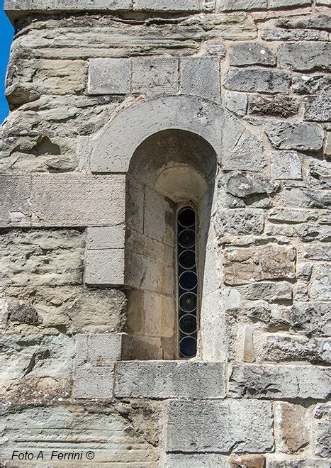 Dettaglio di una monofora e porta architravata sulla facciata della chiesa