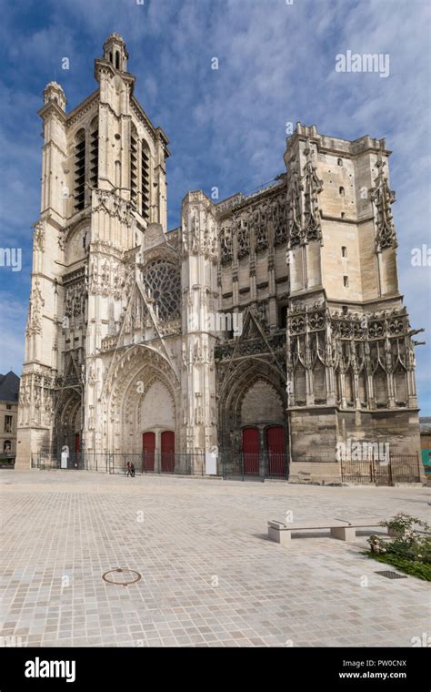 Veduta esterna della Cattedrale di Troyes con i suoi portali gotici