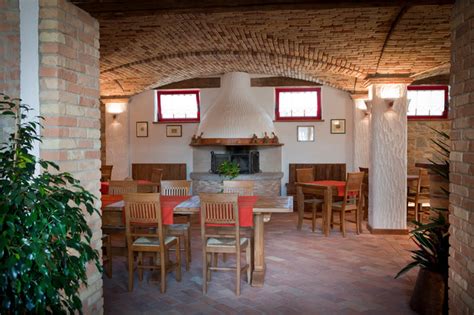 Interno della sala colazioni con volte a crociera in mattoni