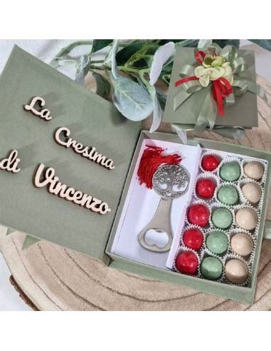 Foto di diverse bomboniere originali per Cresima (es. Kokeshi, apribottiglie a gattino, tagliere a borsetta)