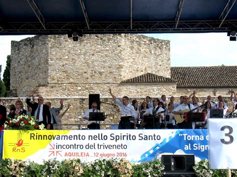 Immagine rappresentativa di un raduno o momento di preghiera del Rinnovamento nello Spirito Santo