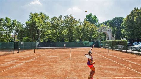 Campo da tennis con giocatori in azione durante un torneo Over
