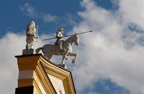 Ritratto a cavallo di Mainardo II sulla facciata dell'Abbazia di Stams