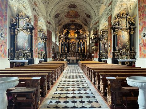Interno della Barocca Stiftskirche di Stift Wilten con affreschi