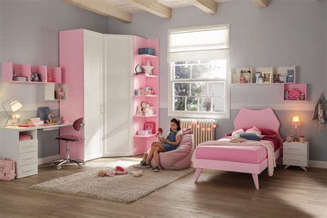 Foto ambientata di una cameretta per bambini decorata con cornici in argento e accessori coordinati