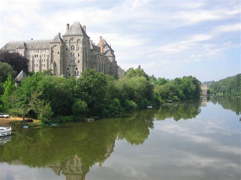 Veduta architettonica dell'Abbazia di Solesmes immersa nel paesaggio francese