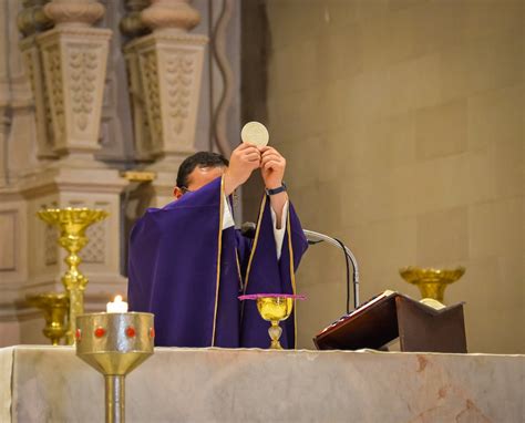 Sedia riccamente ornata destinata al sacerdote celebrante, con focus sui dettagli e sul cuscino per il comfort